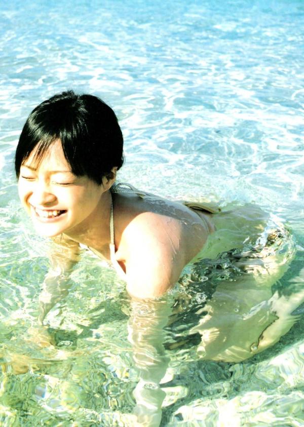 亀井絵里 龟井绘里  PB写真集_龟井絵里 《ERI》 清新比基尼与时尚街拍，呈现少女灵动感与治愈气息第94张图片