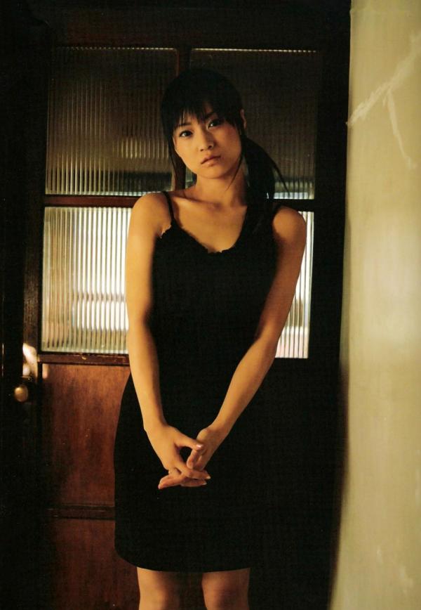 亀井絵里 龟井绘里  PB写真集_龟井絵里 《ERI》 清新比基尼与时尚街拍，呈现少女灵动感与治愈气息第98张图片