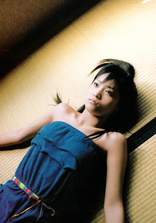 亀井絵里 龟井绘里  PB写真集_龟井絵里 《ERI》 清新比基尼与时尚街拍，呈现少女灵动感与治愈气息第101张图片