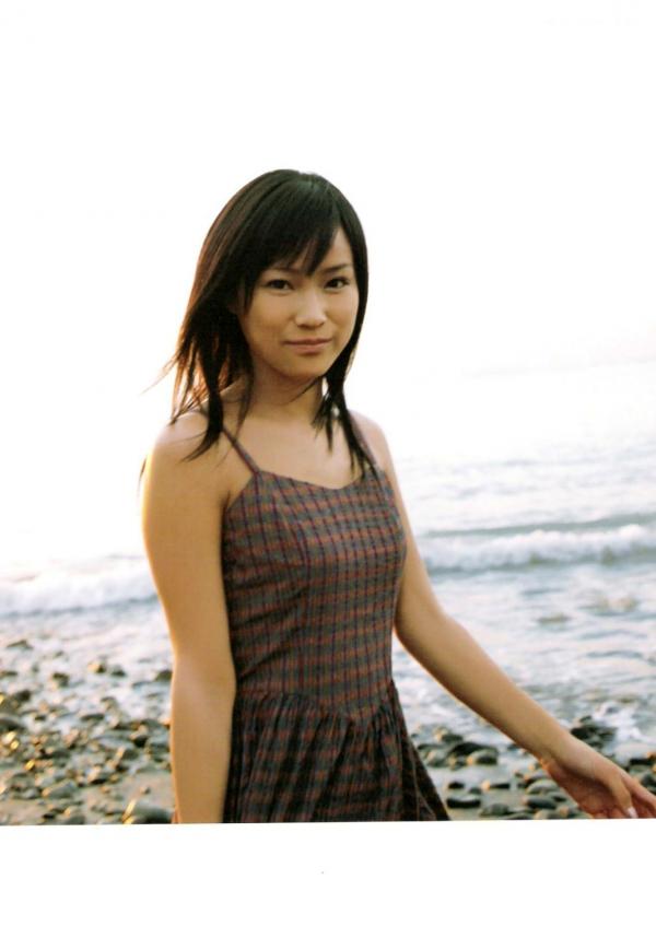 亀井絵里 龟井绘里  PB写真集_龟井絵里 《ERI》 清新比基尼与时尚街拍，呈现少女灵动感与治愈气息第103张图片