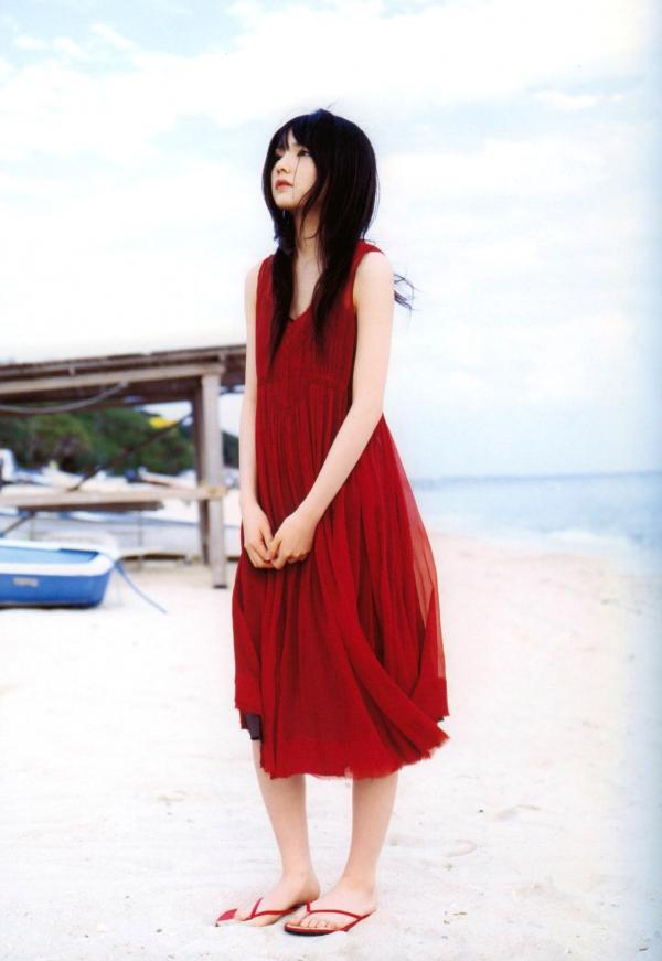 道重さゆみ 道重沙由美  PB写真集：道重沙由美《Doukei》精选集，涵盖泳池比基尼与唯美和服造型，日本清纯治愈系女神写真[46P]第2张图片