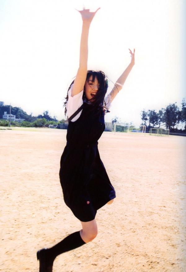 道重さゆみ 道重沙由美  PB写真集：道重沙由美《Doukei》精选集，涵盖泳池比基尼与唯美和服造型，日本清纯治愈系女神写真[46P]第6张图片