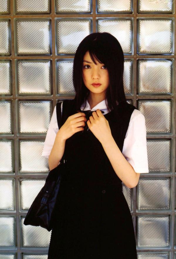 道重さゆみ 道重沙由美  PB写真集：道重沙由美《Doukei》精选集，涵盖泳池比基尼与唯美和服造型，日本清纯治愈系女神写真[46P]第7张图片