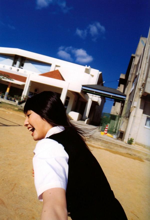 道重さゆみ 道重沙由美  PB写真集：道重沙由美《Doukei》精选集，涵盖泳池比基尼与唯美和服造型，日本清纯治愈系女神写真[46P]第8张图片