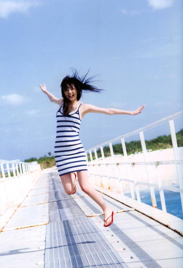 道重さゆみ 道重沙由美  PB写真集：道重沙由美《Doukei》精选集，涵盖泳池比基尼与唯美和服造型，日本清纯治愈系女神写真[46P]第14张图片