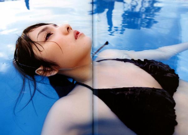 道重さゆみ 道重沙由美  PB写真集：道重沙由美《Doukei》精选集，涵盖泳池比基尼与唯美和服造型，日本清纯治愈系女神写真[46P]第27张图片