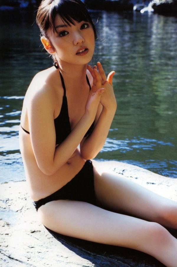 道重さゆみ 道重沙由美  PB写真集：道重沙由美《Doukei》精选集，涵盖泳池比基尼与唯美和服造型，日本清纯治愈系女神写真[46P]第35张图片
