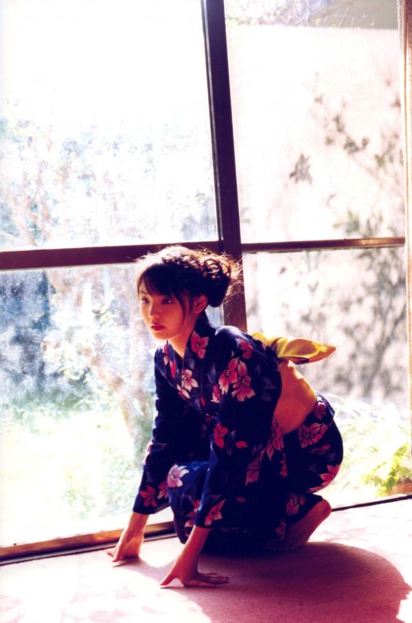 道重さゆみ 道重沙由美  PB写真集：道重沙由美《Doukei》精选集，涵盖泳池比基尼与唯美和服造型，日本清纯治愈系女神写真[46P]第40张图片