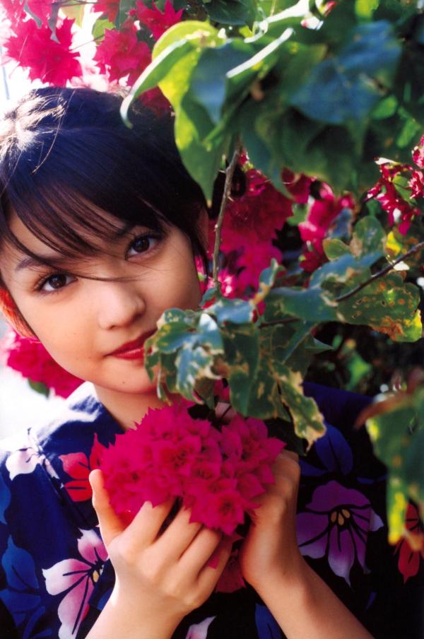 道重さゆみ 道重沙由美  PB写真集：道重沙由美《Doukei》精选集，涵盖泳池比基尼与唯美和服造型，日本清纯治愈系女神写真[46P]第41张图片