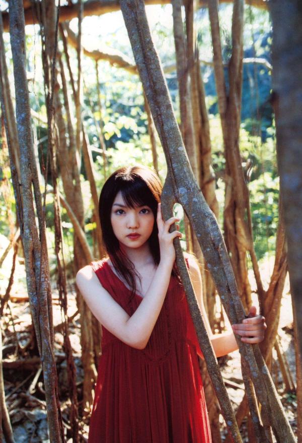 道重さゆみ 道重沙由美  PB写真集：道重沙由美《Doukei》精选集，涵盖泳池比基尼与唯美和服造型，日本清纯治愈系女神写真[46P]第43张图片