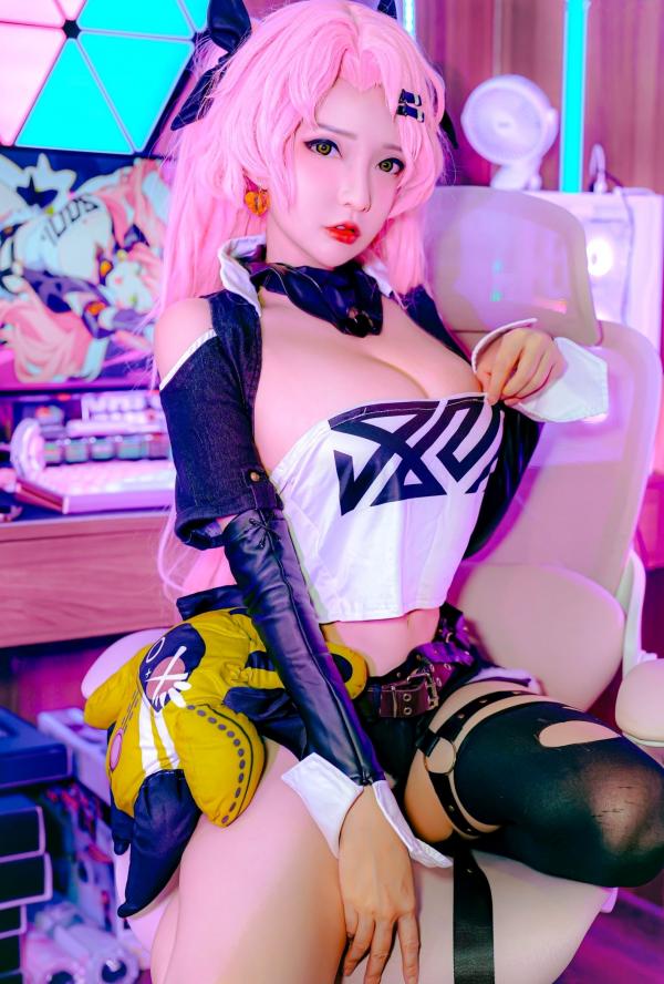 黎秋秋   Potato-Godzilla 绝区零妮可Cosplay - 赛博朋克电竞房场景性感写真第7张图片