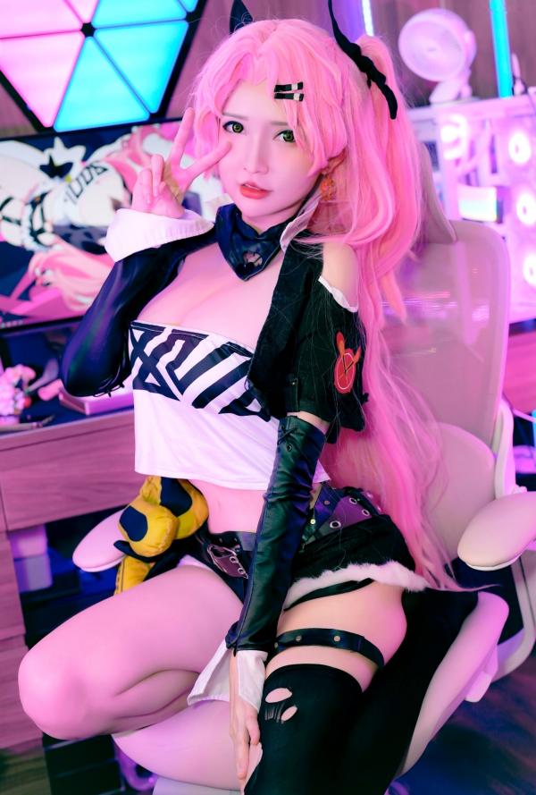 黎秋秋   Potato-Godzilla 绝区零妮可Cosplay - 赛博朋克电竞房场景性感写真第8张图片
