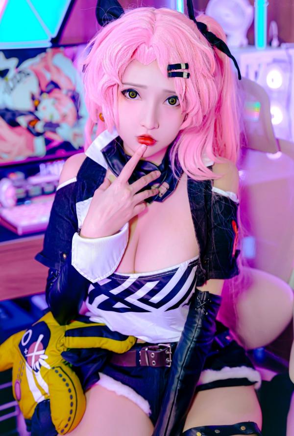 黎秋秋   Potato-Godzilla 绝区零妮可Cosplay - 赛博朋克电竞房场景性感写真第11张图片