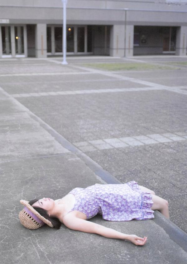 松村香織 松村香织  日本偶像松村香织首部写真集《Mushusei》：清纯校服与私房内衣诱惑，尽显日系魅力风情第37张图片