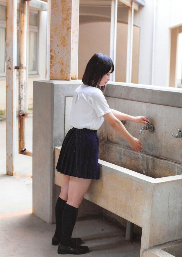 松村香織 松村香织  日本偶像松村香织首部写真集《Mushusei》：清纯校服与私房内衣诱惑，尽显日系魅力风情第65张图片