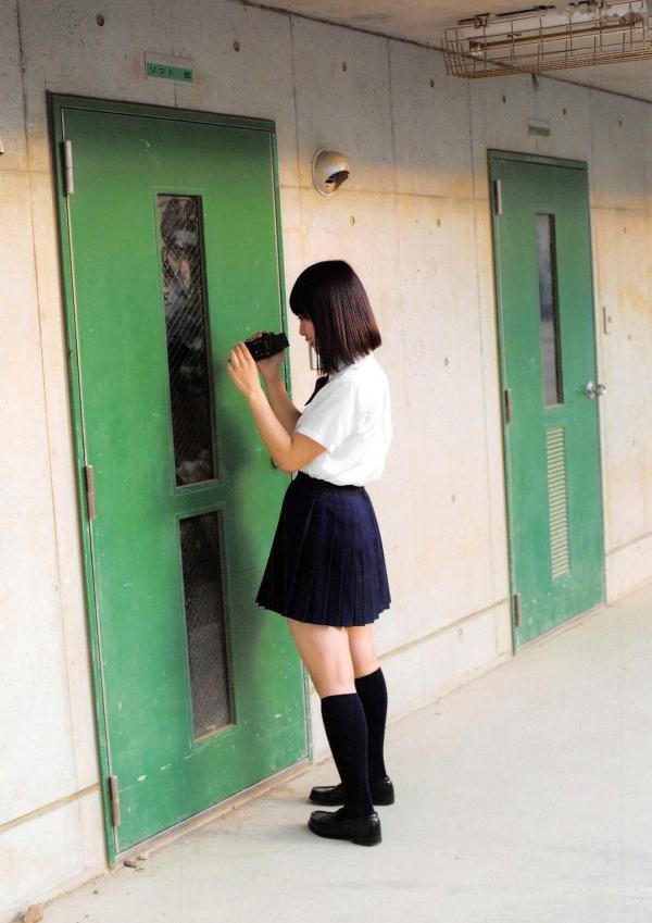 松村香織 松村香织  日本偶像松村香织首部写真集《Mushusei》：清纯校服与私房内衣诱惑，尽显日系魅力风情第71张图片