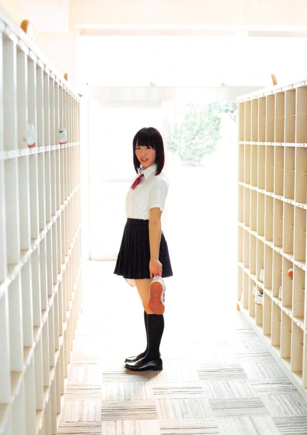 松村香織 松村香织  日本偶像松村香织首部写真集《Mushusei》：清纯校服与私房内衣诱惑，尽显日系魅力风情第77张图片