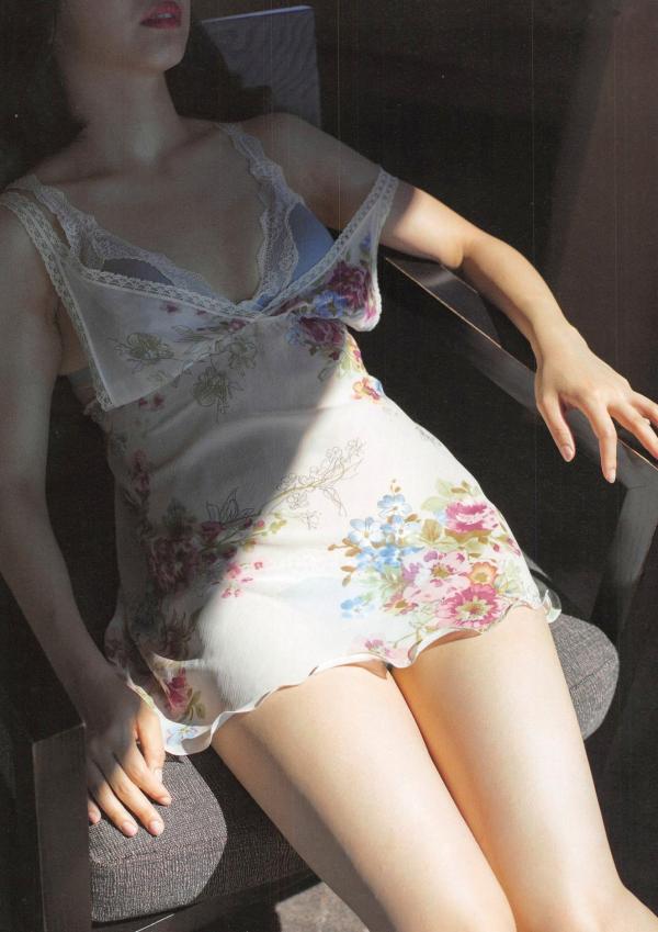 松村香織 松村香织  日本偶像松村香织首部写真集《Mushusei》：清纯校服与私房内衣诱惑，尽显日系魅力风情第87张图片
