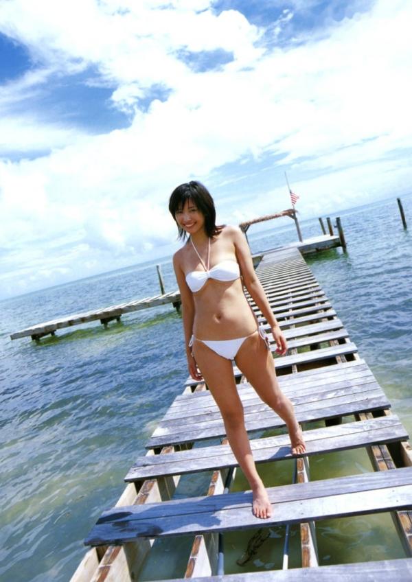 山崎真実 山崎真实  PB写真集_山崎真实《マイマミ》日本海滩比基尼性感美腿诱惑写真高清图集[72P]第5张图片