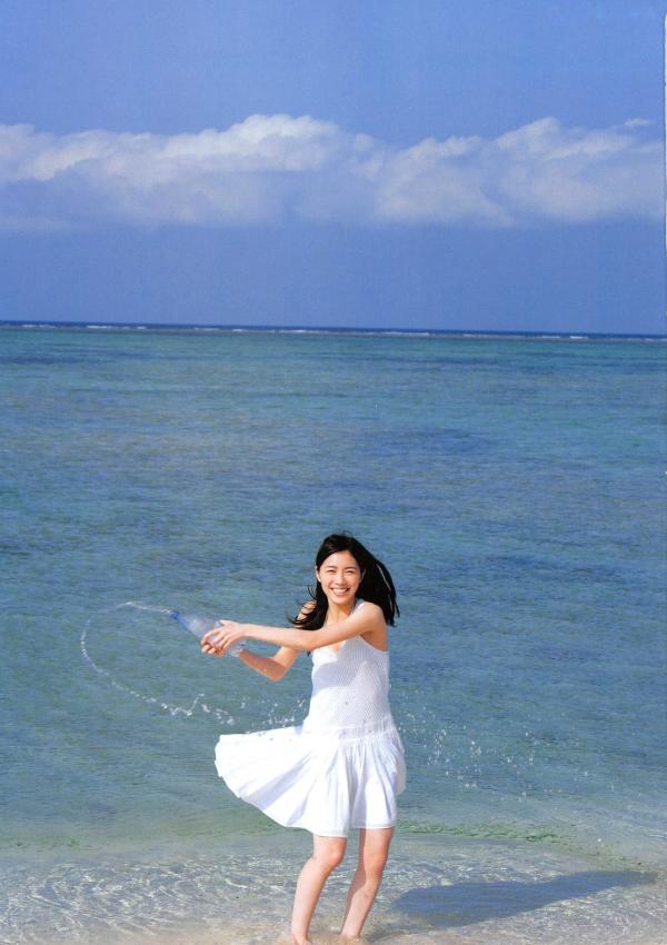 松井珠理奈 松井珠理奈  松井珠理奈《Jurina》清新活力写真，展现青春灵动魅力与街头时尚穿搭，百变风格尽显偶像气质第1张图片