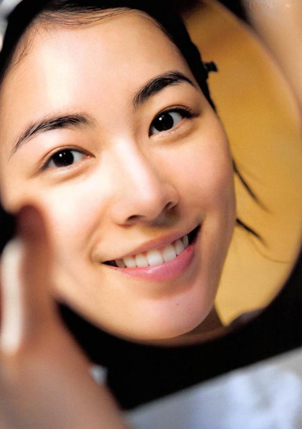 松井珠理奈 松井珠理奈  松井珠理奈《Jurina》清新活力写真，展现青春灵动魅力与街头时尚穿搭，百变风格尽显偶像气质第27张图片