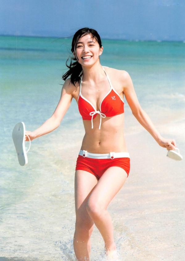 松井珠理奈 松井珠理奈  松井珠理奈《Jurina》清新活力写真，展现青春灵动魅力与街头时尚穿搭，百变风格尽显偶像气质第44张图片