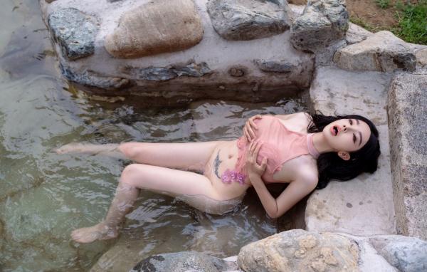 潘娇娇 潘娇娇  XR-Uncensored 潘娇娇：庭院温泉轻透粉纱湿身诱惑，星颜社大尺度精选写真，演绎极致妖娆与野性美感第13张图片
