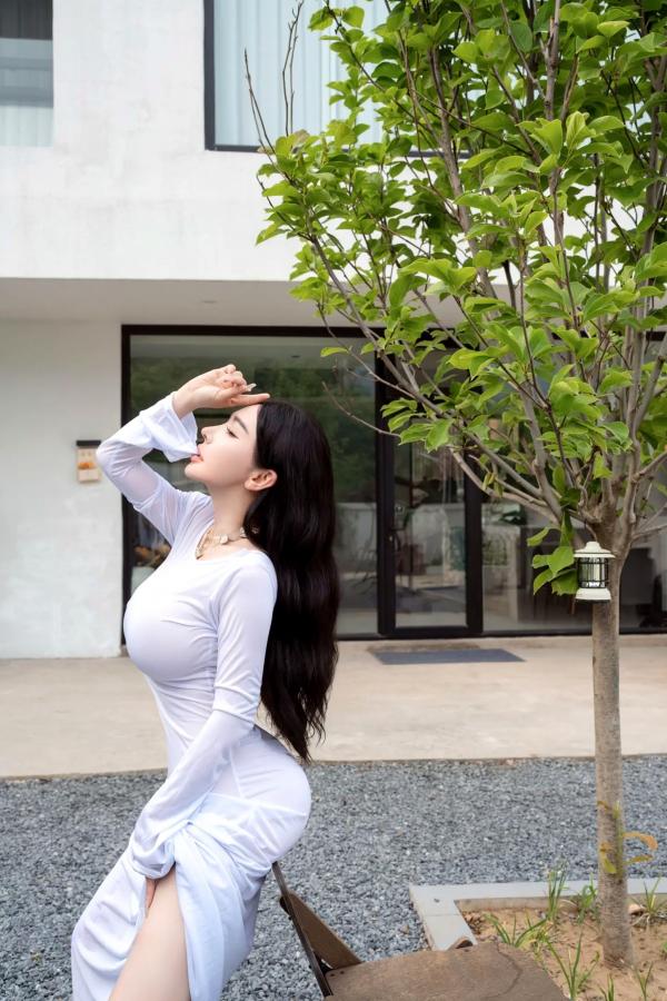 潘娇娇 潘娇娇  潘娇娇 庭院中的春色[90P] - 户外白色长裙诱惑 私房极品性感写真第8张图片