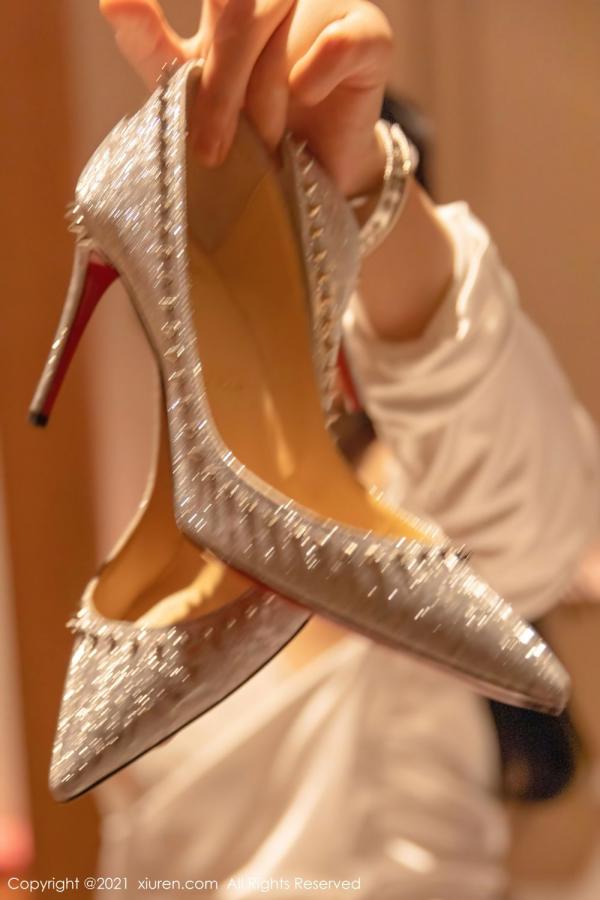 朱可 barbie可儿 朱可儿厦门旅拍 银色服饰绸缎服饰第29张图片