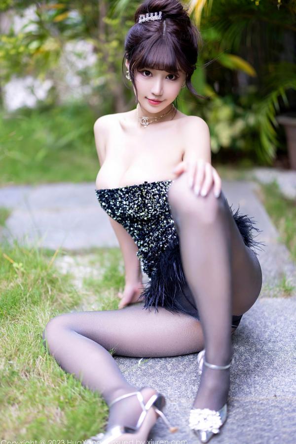 朱可 朱可儿Flora  HuaYang花漾 朱可儿Flora 私房室内黑丝羽毛抹胸装大尺度写真 极致诱惑童颜女神第20张图片
