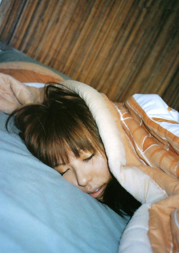 若槻千夏   若槻千夏《Chinatty》写真集：经典户外比基尼与浴室清纯诱惑，展现完美身材与活力美感第2张图片