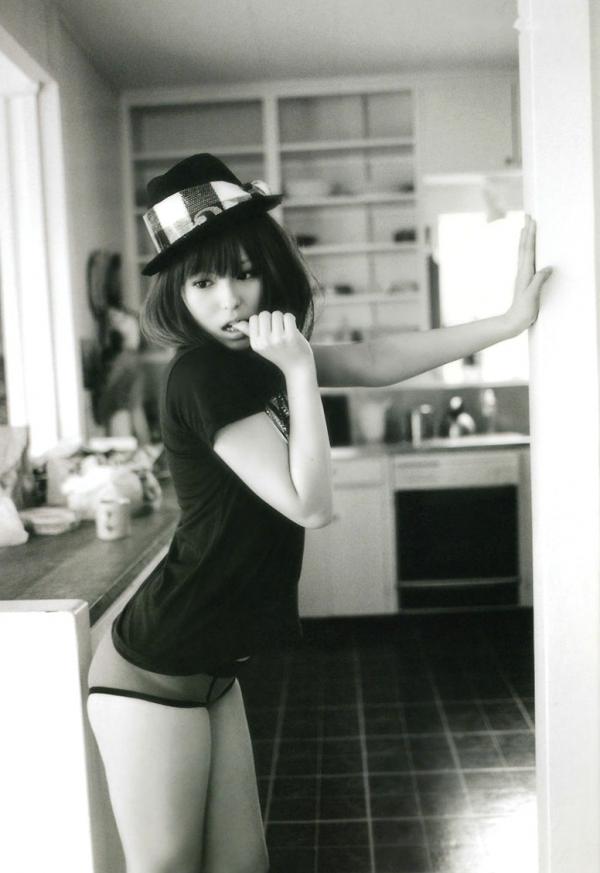 若槻千夏   若槻千夏《Chinatty》写真集：经典户外比基尼与浴室清纯诱惑，展现完美身材与活力美感第9张图片