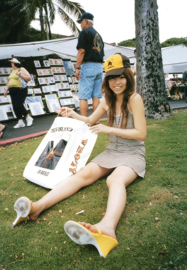 若槻千夏   若槻千夏《Chinatty》写真集：经典户外比基尼与浴室清纯诱惑，展现完美身材与活力美感第18张图片