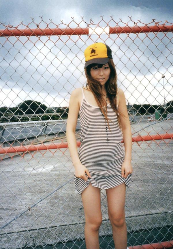 若槻千夏   若槻千夏《Chinatty》写真集：经典户外比基尼与浴室清纯诱惑，展现完美身材与活力美感第24张图片