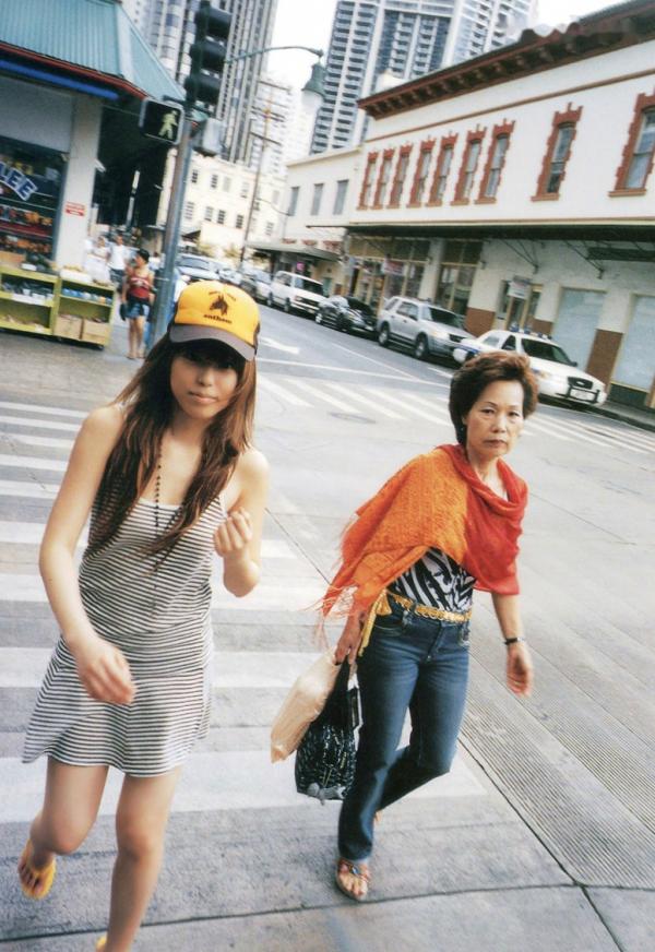若槻千夏   若槻千夏《Chinatty》写真集：经典户外比基尼与浴室清纯诱惑，展现完美身材与活力美感第26张图片