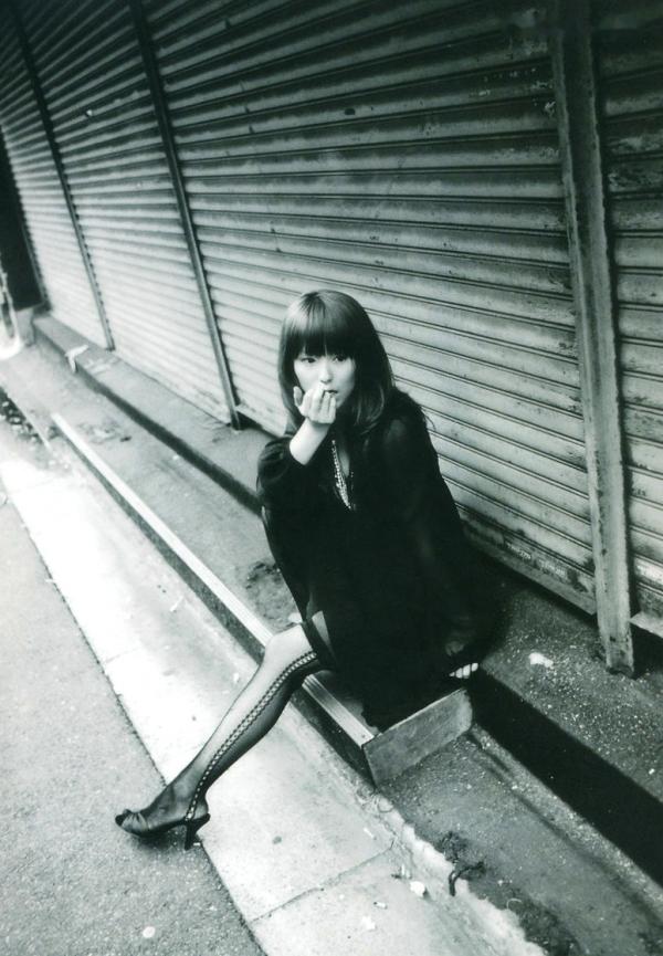 若槻千夏   若槻千夏《Chinatty》写真集：经典户外比基尼与浴室清纯诱惑，展现完美身材与活力美感第28张图片