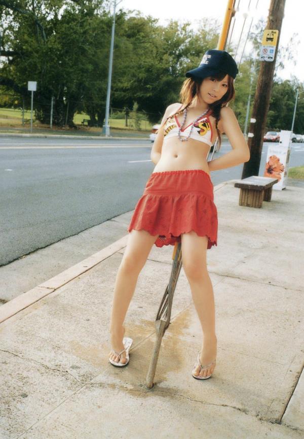 若槻千夏   若槻千夏《Chinatty》写真集：经典户外比基尼与浴室清纯诱惑，展现完美身材与活力美感第41张图片
