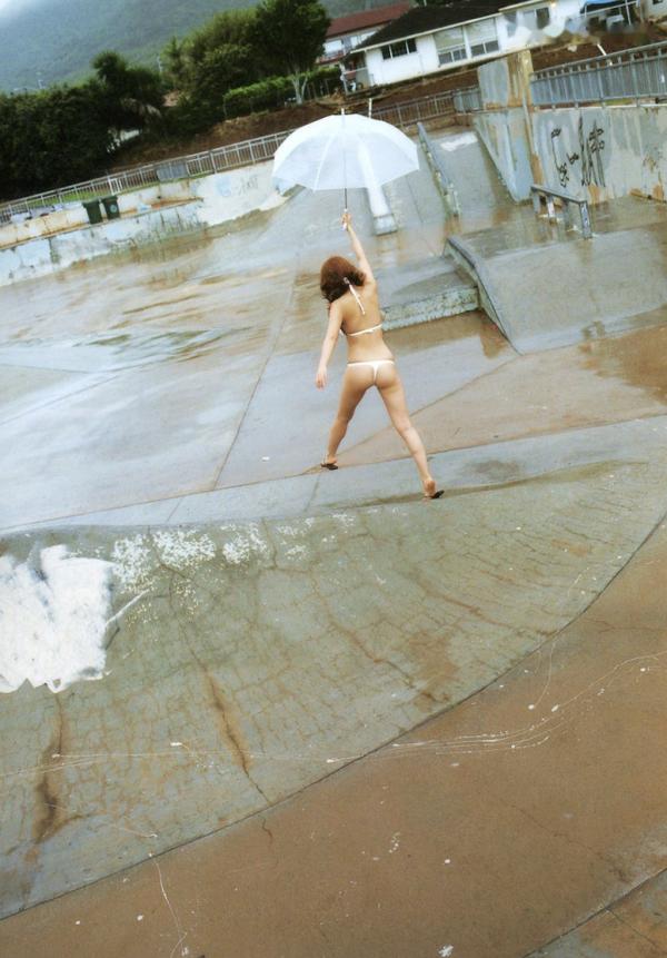 若槻千夏   若槻千夏《Chinatty》写真集：经典户外比基尼与浴室清纯诱惑，展现完美身材与活力美感第53张图片