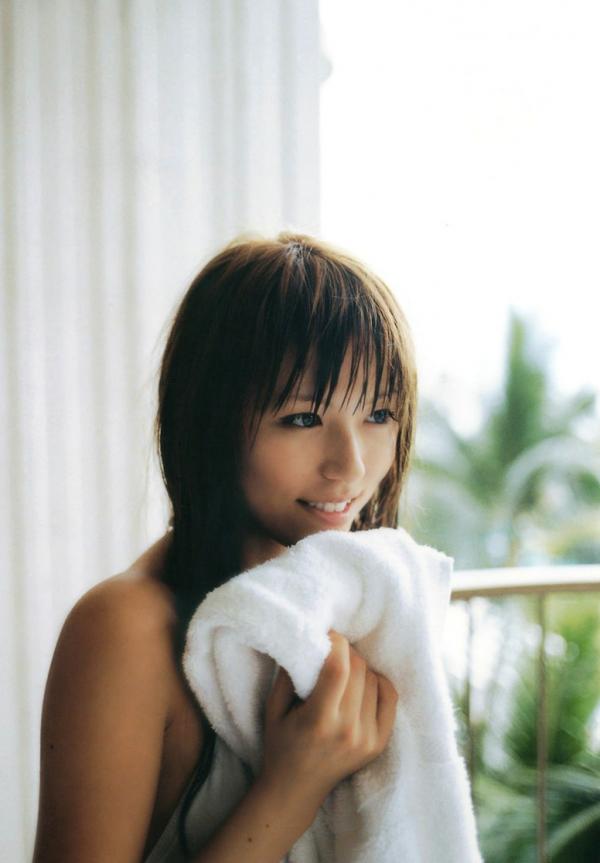 若槻千夏   若槻千夏《Chinatty》写真集：经典户外比基尼与浴室清纯诱惑，展现完美身材与活力美感第54张图片