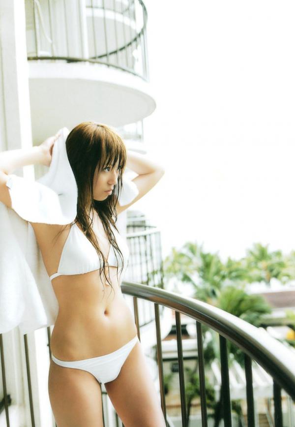 若槻千夏   若槻千夏《Chinatty》写真集：经典户外比基尼与浴室清纯诱惑，展现完美身材与活力美感第64张图片