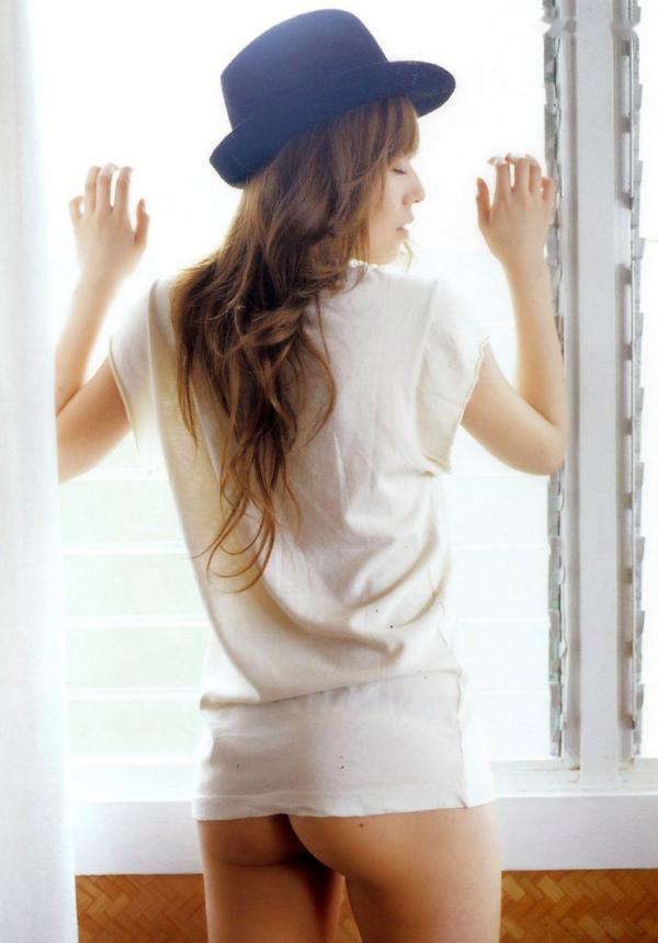 若槻千夏   若槻千夏《Chinatty》写真集：经典户外比基尼与浴室清纯诱惑，展现完美身材与活力美感第69张图片