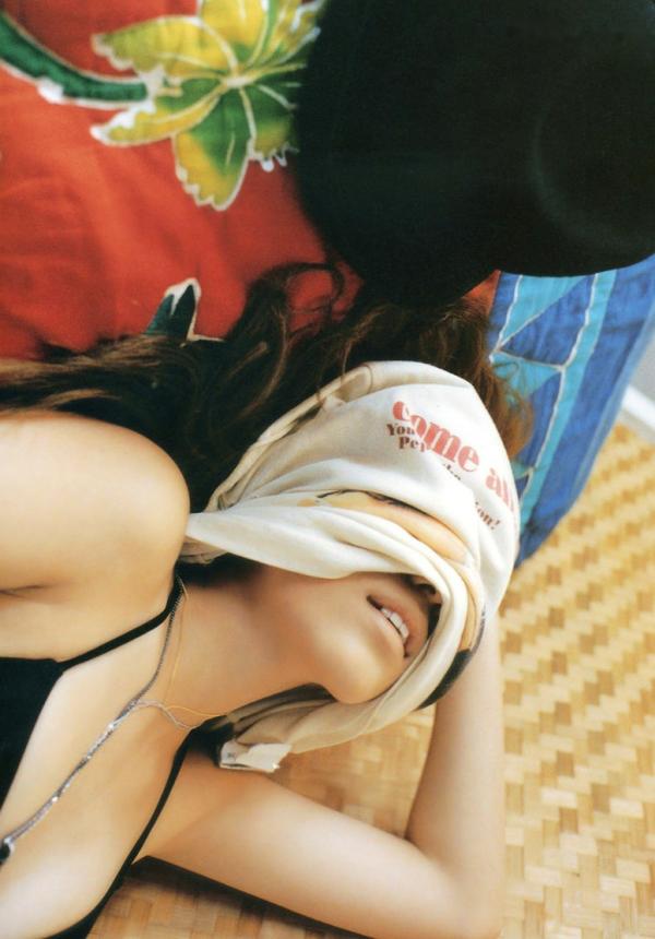 若槻千夏   若槻千夏《Chinatty》写真集：经典户外比基尼与浴室清纯诱惑，展现完美身材与活力美感第73张图片