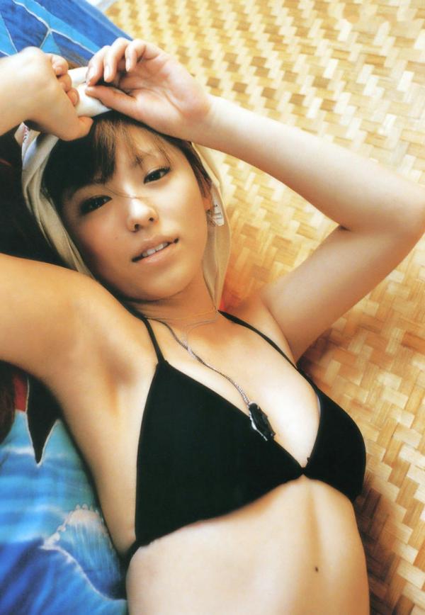 若槻千夏   若槻千夏《Chinatty》写真集：经典户外比基尼与浴室清纯诱惑，展现完美身材与活力美感第74张图片