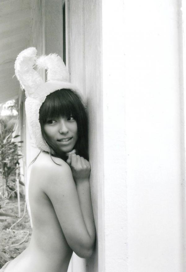 若槻千夏   若槻千夏《Chinatty》写真集：经典户外比基尼与浴室清纯诱惑，展现完美身材与活力美感第76张图片