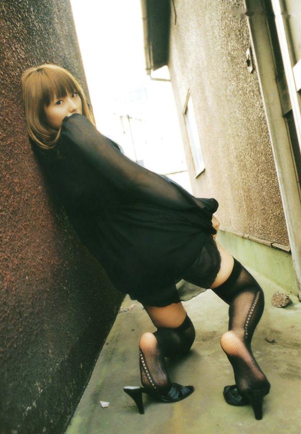 若槻千夏   若槻千夏《Chinatty》写真集：经典户外比基尼与浴室清纯诱惑，展现完美身材与活力美感第82张图片