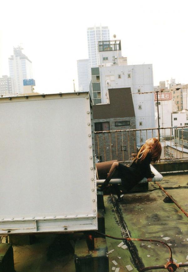 若槻千夏   若槻千夏《Chinatty》写真集：经典户外比基尼与浴室清纯诱惑，展现完美身材与活力美感第85张图片