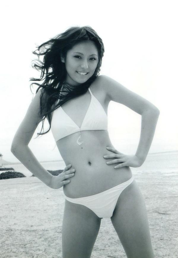 若槻千夏   若槻千夏《Chinatty》写真集：经典户外比基尼与浴室清纯诱惑，展现完美身材与活力美感第91张图片