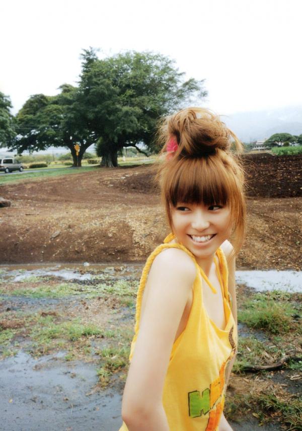 若槻千夏   若槻千夏《Chinatty》写真集：经典户外比基尼与浴室清纯诱惑，展现完美身材与活力美感第94张图片