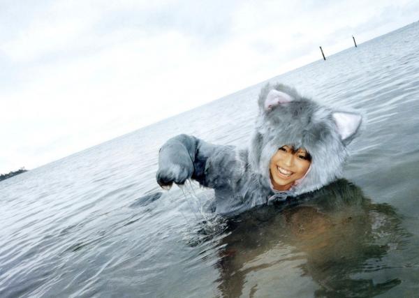 若槻千夏   若槻千夏《Chinatty》写真集：经典户外比基尼与浴室清纯诱惑，展现完美身材与活力美感第98张图片