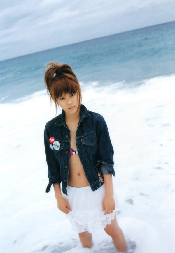 若槻千夏   若槻千夏《Chinatty》写真集：经典户外比基尼与浴室清纯诱惑，展现完美身材与活力美感第101张图片